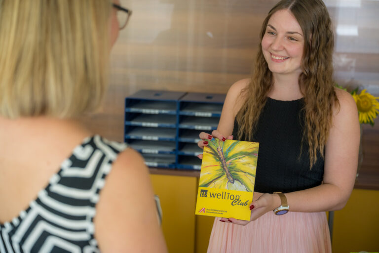 MED TRUST Kundenservicemitarbeiterin berät Kundin vor Ort